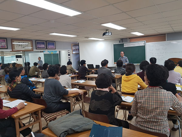 "재미있는 짧은 영어 이야기"읽기(중급) 강의사진